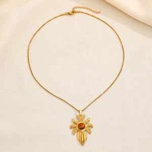 Détail du collier soleil en acier inoxydable doré 18K avec pierre œil de tigre marron
