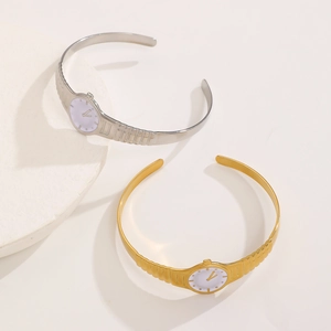 Dettaglio di anelli aperti creativi stile orologio in finiture metallo oro e argento