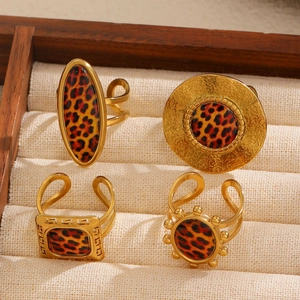 Lot de quatre bagues ajustables en plaqué or 18K avec motif léopard dans un écrin rétro