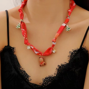 Détail d'un collier écharpe en soie de Noël avec pendentifs de renne et de clochettes