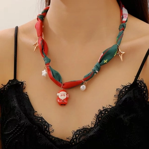 Détail du collier foulard de Noël avec pendentif Père Noël et breloques en étoile