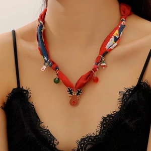 Gros plan du collier en foulard de soie avec pendentif renne et perles de Noël