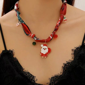 Détail du collier ruban de soie rouge avec breloques Père Noël et renne en émail