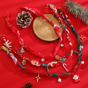 Détail du collier de Noël avec pendentifs Père Noël, sapin et lanières en tissu de soie