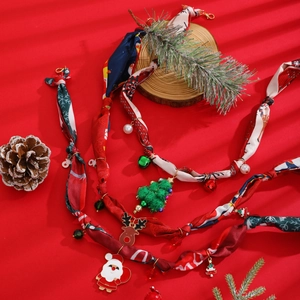Détails des colliers en soie de Noël avec pendentifs rennes, cloches et Père Noël