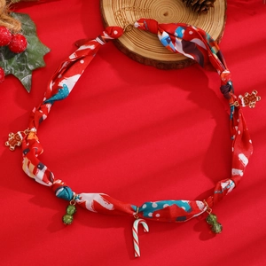 Collier foulard festif en soie avec bonhomme en pain d'épices et cloches de Noël rouges