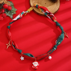Détail du collier écharpe en soie de Noël avec pendentif Père Noël 3D et ornements divers