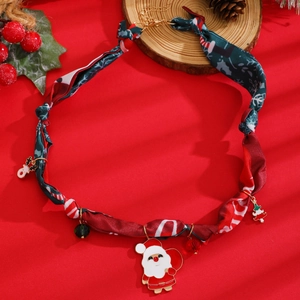 Gros plan du collier de Noël avec pendentifs Père Noël, renne et clochettes décoratives