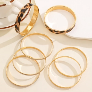 8-delige goudkleurige dames armbandenset met luipaardprint en elegante texturen in stijl