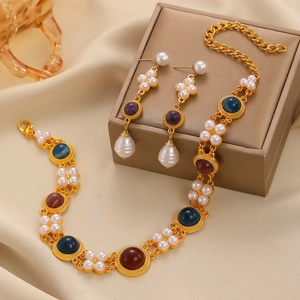 Vintage sieradenset met parelketting en edelsteen oorbellen op zijden display