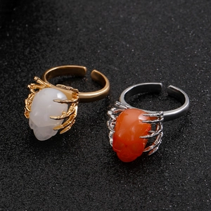 Gothic schedelringen set in goud en zilver met botvormige klauwzetting ontwerp
