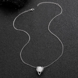 Dettaglio della collana in argento con ciondolo ovale in pietra bianca e chiusura a moschettone