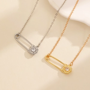 Collares minimalistas de imperdible con margarita en oro y plata con circonitas