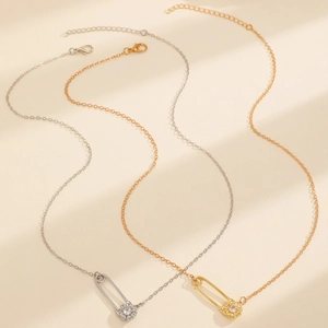 Detalle de collares de clip dorados y plateados con colgante de girasol y cierre de langosta