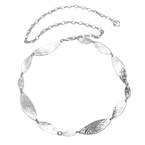 Detailaufnahme der gehämmerten silbernen Metallblatt-Kette mit verstellbarem Karabinerverschluss