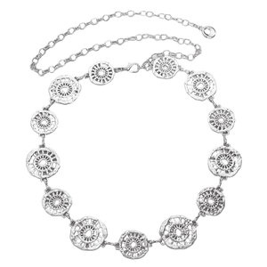 Detail der silbernen Boho-Metall-Taillenkette mit zwölf gravierten runden Zierplatten