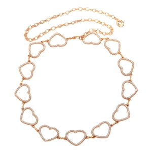 Detailansicht der herzförmigen Glieder mit glitzernden Strasssteinen an der roségoldenen Kette