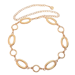 Detailansicht der goldenen Boho-Metalltaillenkette mit ovalen Ringen und Karabinerverschluss
