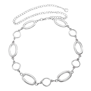 Detail der silbernen Boho-Metall-Taillenkette mit verstellbarem Karabiner und Ovalringen