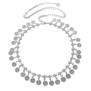 Detailansicht der silbernen Metall-Taillenkette mit Vintage-Münzanhängern im Boho-Stil