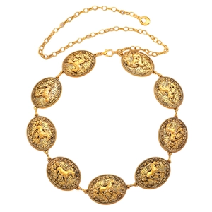 Detail der goldenen Taillenkette aus Metall mit geprägten Pferdemotiv-Medaillons