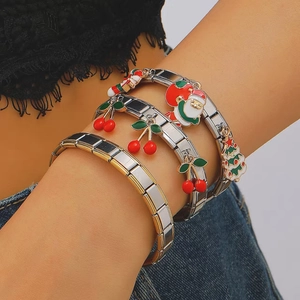 Nahaufnahme eines italienischen Modular-Armbands mit Weihnachtsanhängern