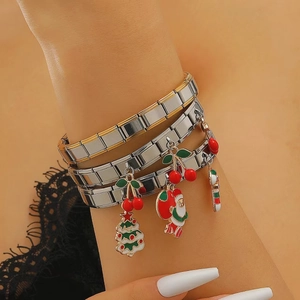 Detailansicht modularer Edelstahl-Armbänder mit festlichen Emaille-Anhängern