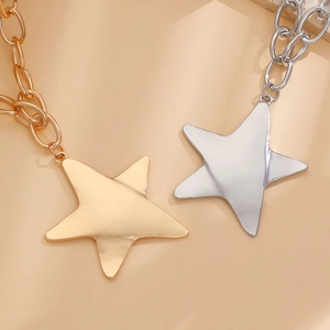 Collane alla moda con ciondoli a stella in oro e argento e catene a maglie spesse