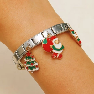 Details eines italienischen Charm-Armbands mit Gliedern aus Edelstahl und Weihnachtsbaum-Anhängern