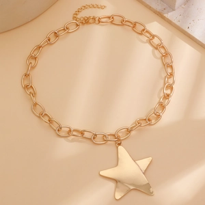 Collana alla moda con ciondolo a stella dorata, catena a maglie ovali e chiusura a moschettone
