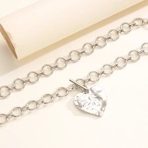 Dettaglio della collana con ciondolo a cuore argento e chiusura a barra a T in lega