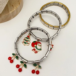 Dreiteiliges Edelstahl-Armbandset mit festlichen Weihnachtsbaum- und Kirsch-Emaille-Anhängern