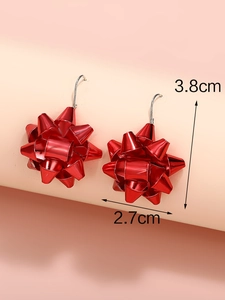 Dettaglio orecchini a fiocco rosso metallizzato con altezza di 3.8 cm e ganci