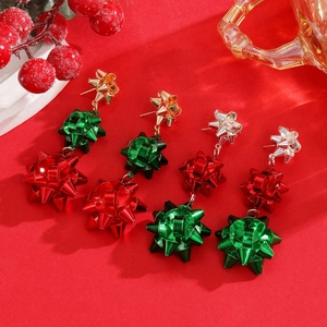 Orecchini di Natale con pompon floreali in rosso e verde con finitura metallica