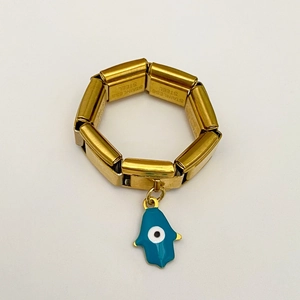 Detail eines goldenen Gliederrings mit Hamsa-Hand und blauem Auge des Bösen Anhänger