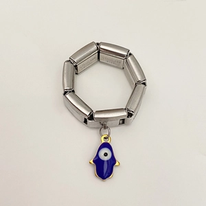 Detail von Hamsa-Anhänger mit blauem Auge auf Edelstahl-Modular-Gliederarmband