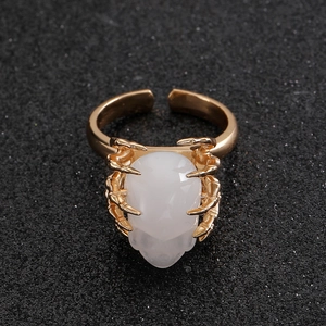 Gothische verstelbare gouden ring met witte schedel en gedetailleerde afwerking