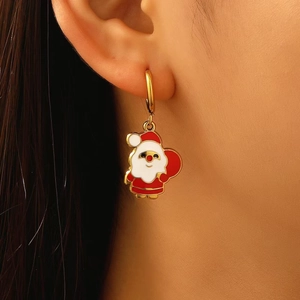 Macro di orecchino a forma di Babbo Natale smaltato con dettagli festivi rossi e bianchi