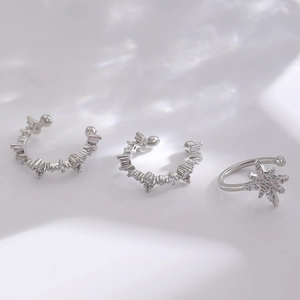 Set di tre clip per orecchie a stella in zircone argento e anello a stella regolabile