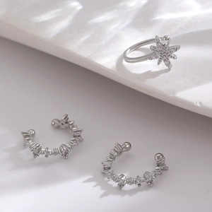 Set di tre ear cuff in argento con zirconi a stella e design a corona su marmo
