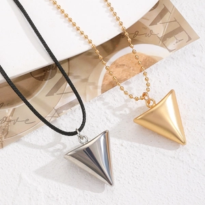 Détails des colliers triangles géométriques minimalistes en argent poli et fini or mat