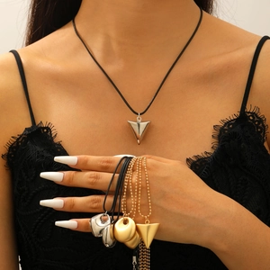Détail de colliers géométriques avec pendentifs cœur et triangle sur cordon noir