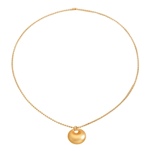 Détail d'un collier à perles dorées minimaliste avec pendentif creux circulaire sur blanc