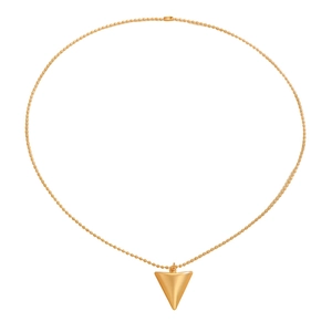 Détail du collier à chaîne à billes dorée et pendentif triangulaire minimaliste