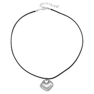 Vue détaillée du pendentif cœur argenté avec cordon noir et fermoir ajustable