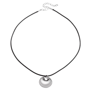 Macro d'un pendentif sphérique argenté avec cordon noir et fermoir métallique ajustable