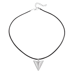 Détail du pendentif triangle argenté 3D minimaliste sur collier en cordon noir