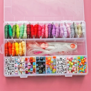 Kit de Fabrication de Bracelets d'Amitié DIY Fil à Broder Multicolore Avec Perles de Lettres en Plastique Ciseaux Cordon Élastique Bijoux