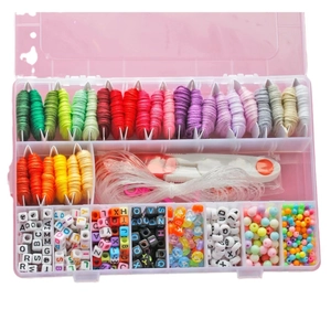 Kit de broderie 28 couleurs avec perles, ciseaux et fil élastique dans un coffret rose