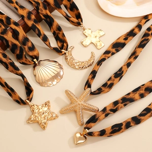Collier cordon à nœud léopard avec ensemble de pendentifs cœur et coquillage dorés